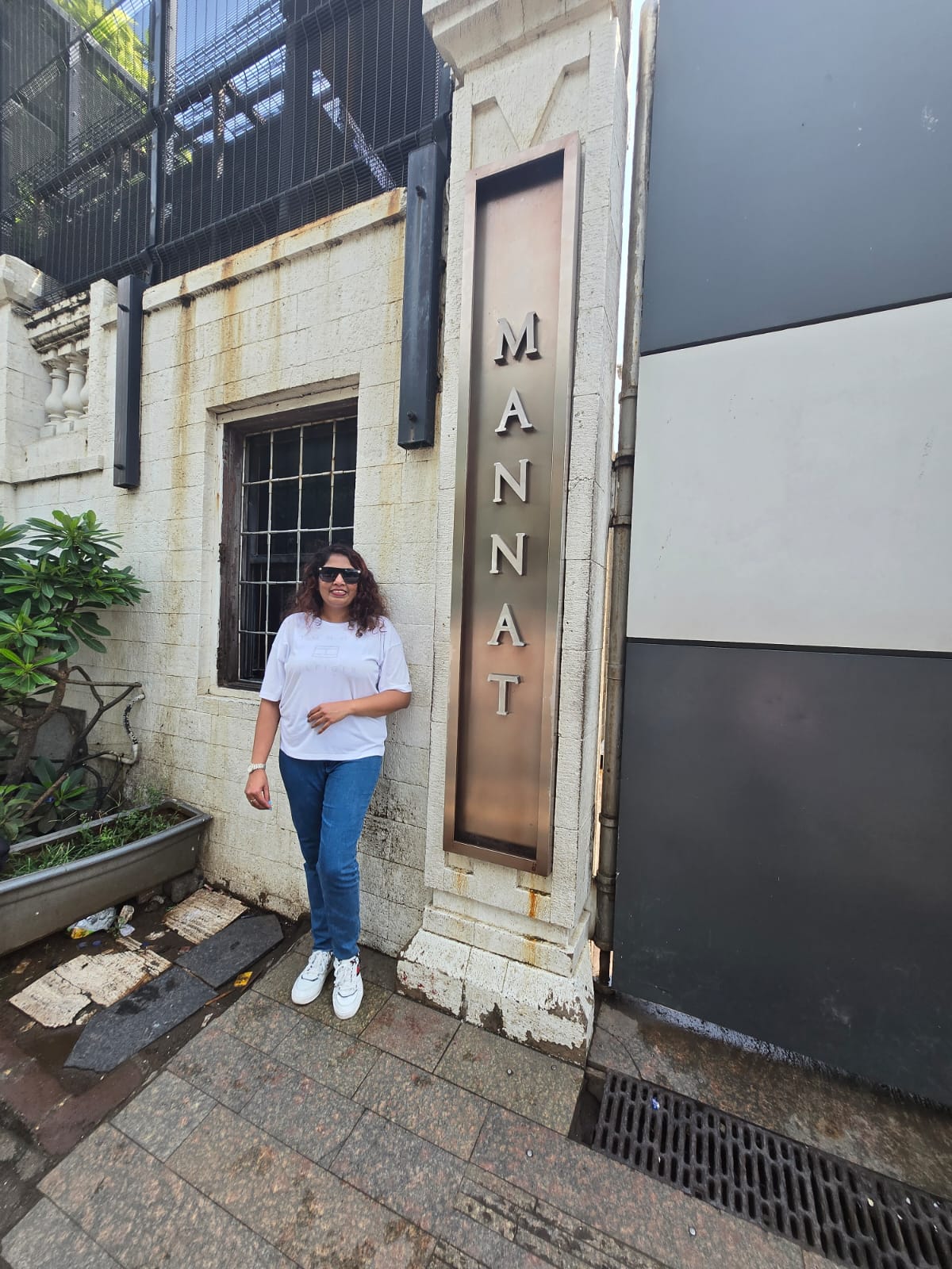 Hansani Hidellaarachchi at Mannat, Mumbai